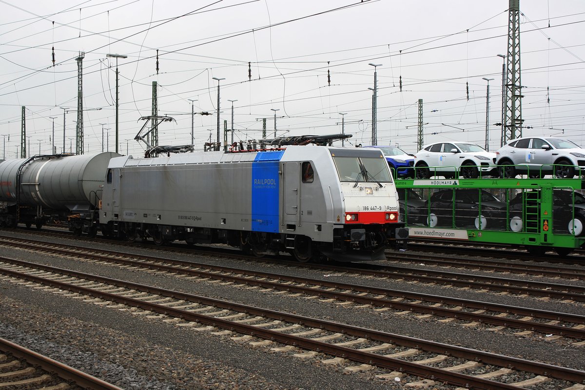 Die 186 447-9 von Railpool steht mit einem Kesselzug zur abfahrt in Richtung Belgien oder Köln in Aachen-West bereit.

15.03.2018
Aachen-West