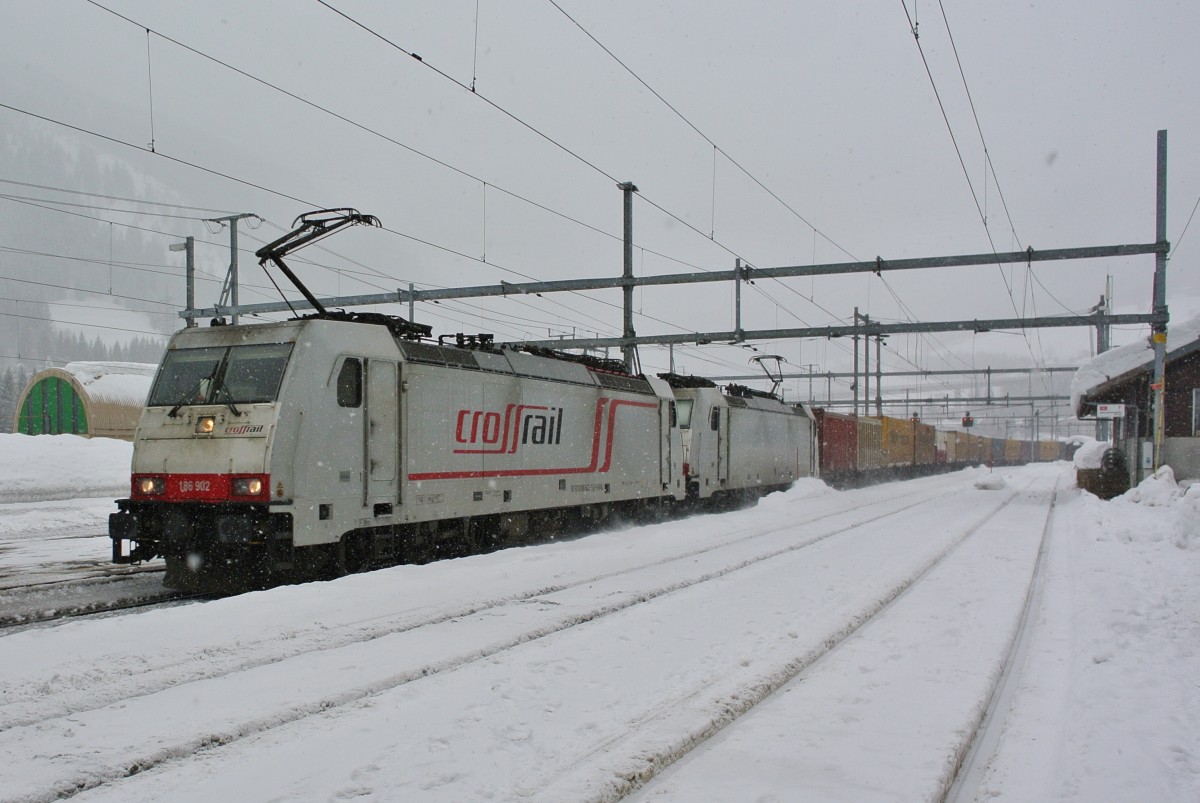 Die 186 902-3 und die 186 906-4 mit Güterzug bei Durchfahrt in Airolo Richtung Italien, 30.01.2014.