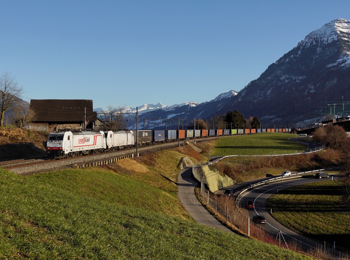 Die 186 905 und die 186 910 mit einem Containerzug am 16.02.2019 unterwegs bei Immensee.