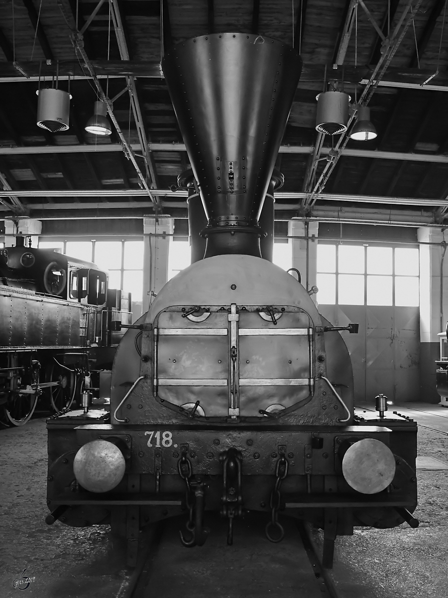 Die 1861 gebaute Dampflokomotive 718 in der Frontansicht, so gesehen Ende August 2019 im Eisenbahnmuseum Ljubljana.