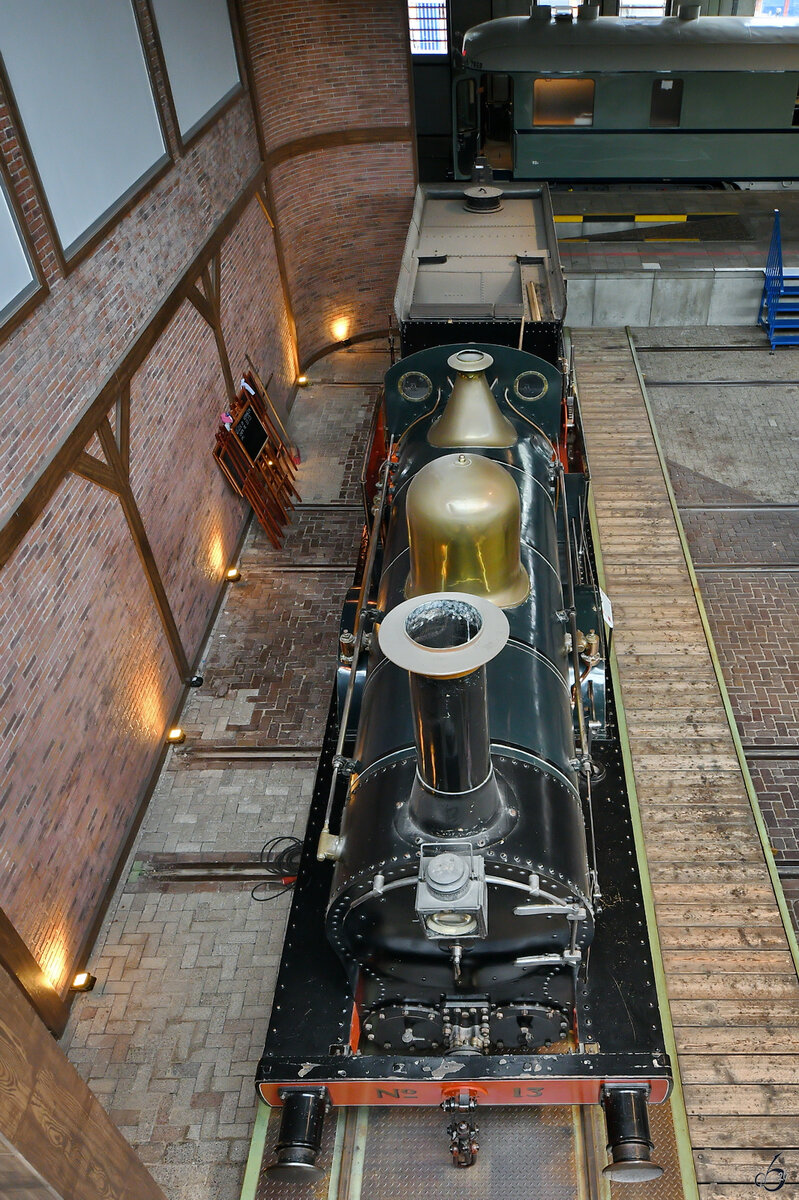 Die 1864 bei Beyer Peacock & Co. in Manchester gebaute und  Die Brille (De Bril)  genannte Dampflokomotive SS13 mal aus einer etwas anderen Perspektive, so gesehen Anfang September 2026 im Eisenbahnmuseum Utrecht.