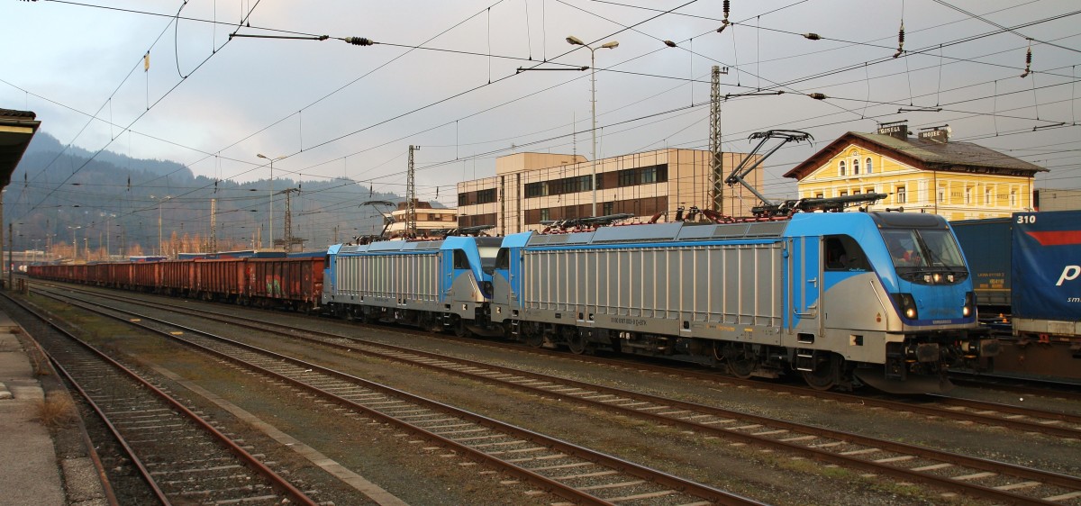 Die 187 003-9 und 187 001-3 von Bombardier stehen am späten Nachmittag des 22.1.2015 mit dem Schrottzug nach Italien Abfahrt bereit im Bahnhof Kufstein. Das ist eine Testfahrt durch Tirol und die Loks übernehmen den Zug nur von Kufstein bis zum Brenner.
