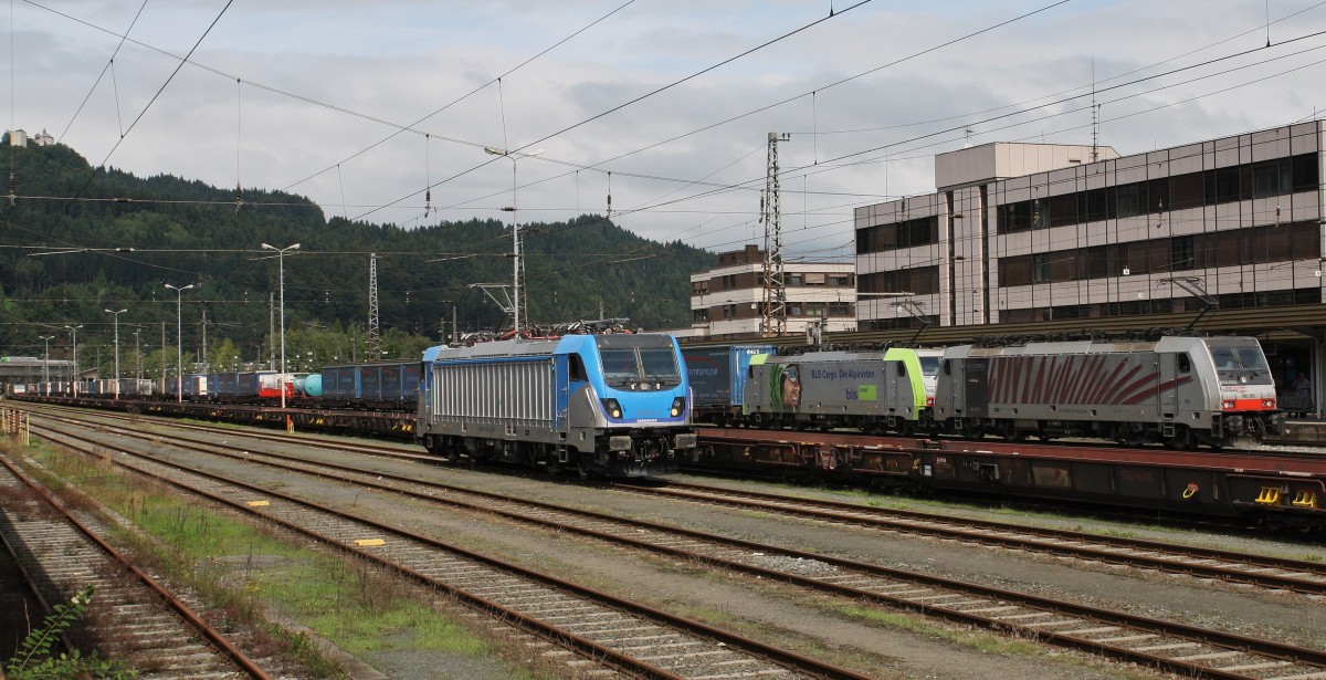 Die 187 003-9 BTK steht am 3.9.2014 im Bahnhof Kufstein und wartet auf die 187 001-3 für Testfahren durch Tirol zum Brenner. Nebenan fährt der KLV von Lokomotion mit 186 283-8 und 486 503-6 der BLS in den Bahnhof ein. Grüße an TF der 187 003-9!