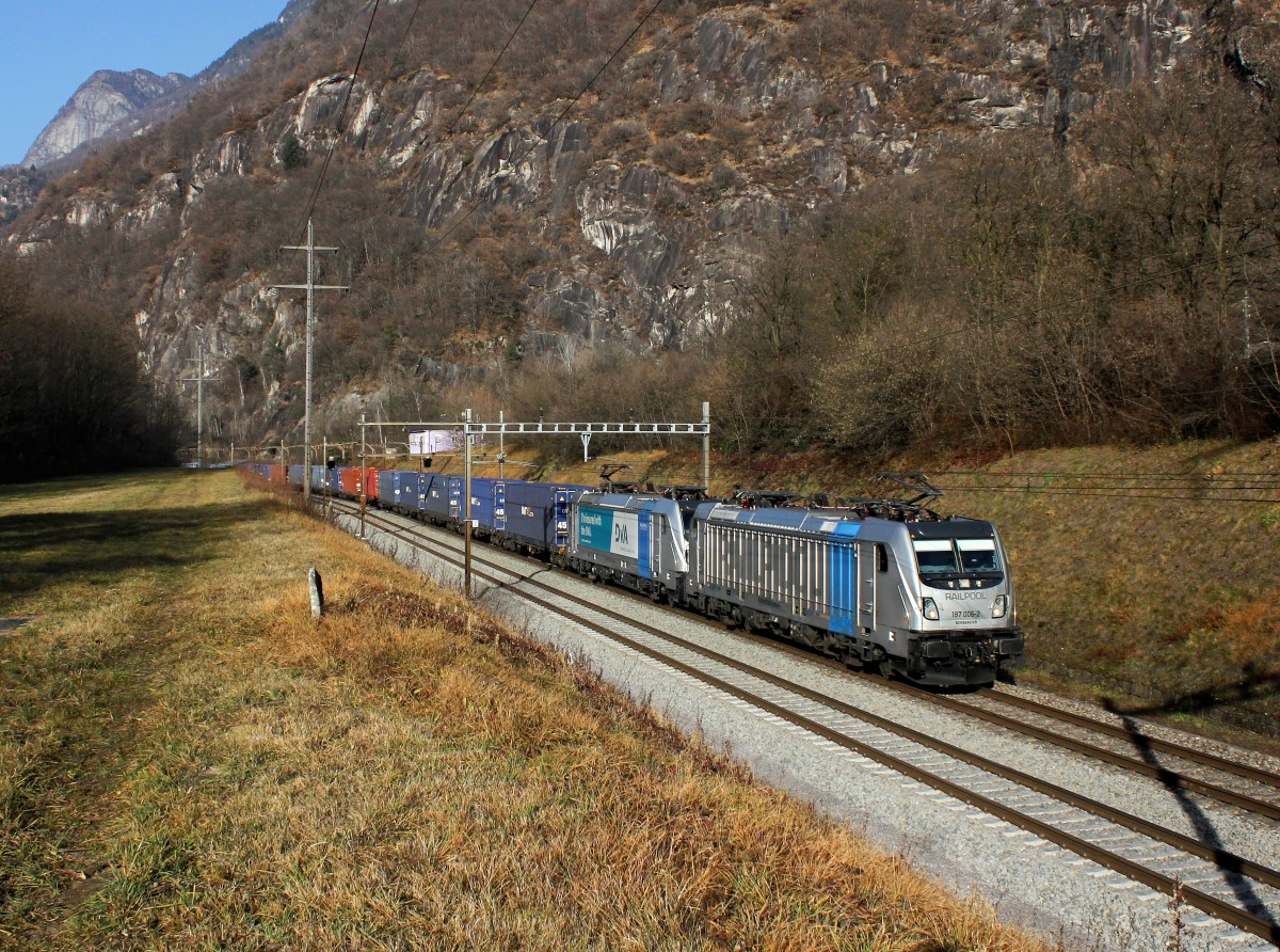Die 187 006 und die 187 008 mit einem Containerzug am 19.12.2015 unterwegs bei Claro.