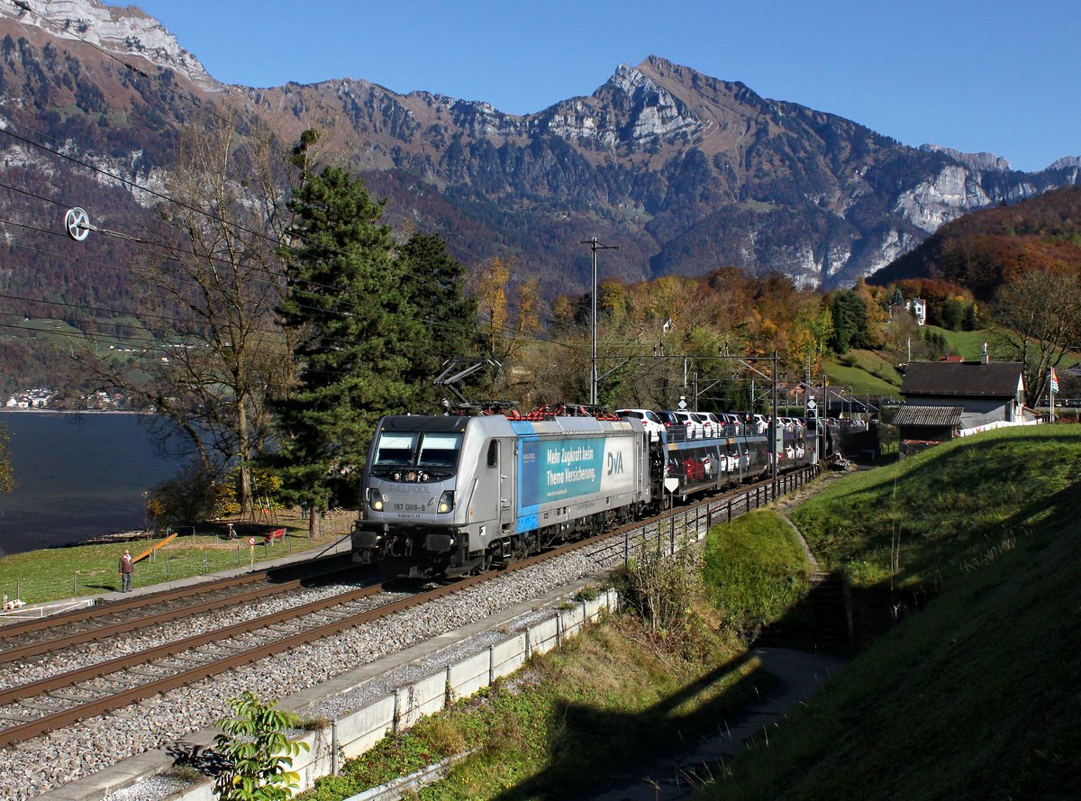 Die 187 008 mit einem Autozug am 29.10.2016 unterwegs bei Mols.