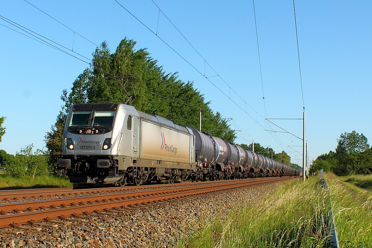 Die 187 073-2 der Rhein Cargo mit einem Kesselwagenzug am 20.05.2018 in Nassenheide.