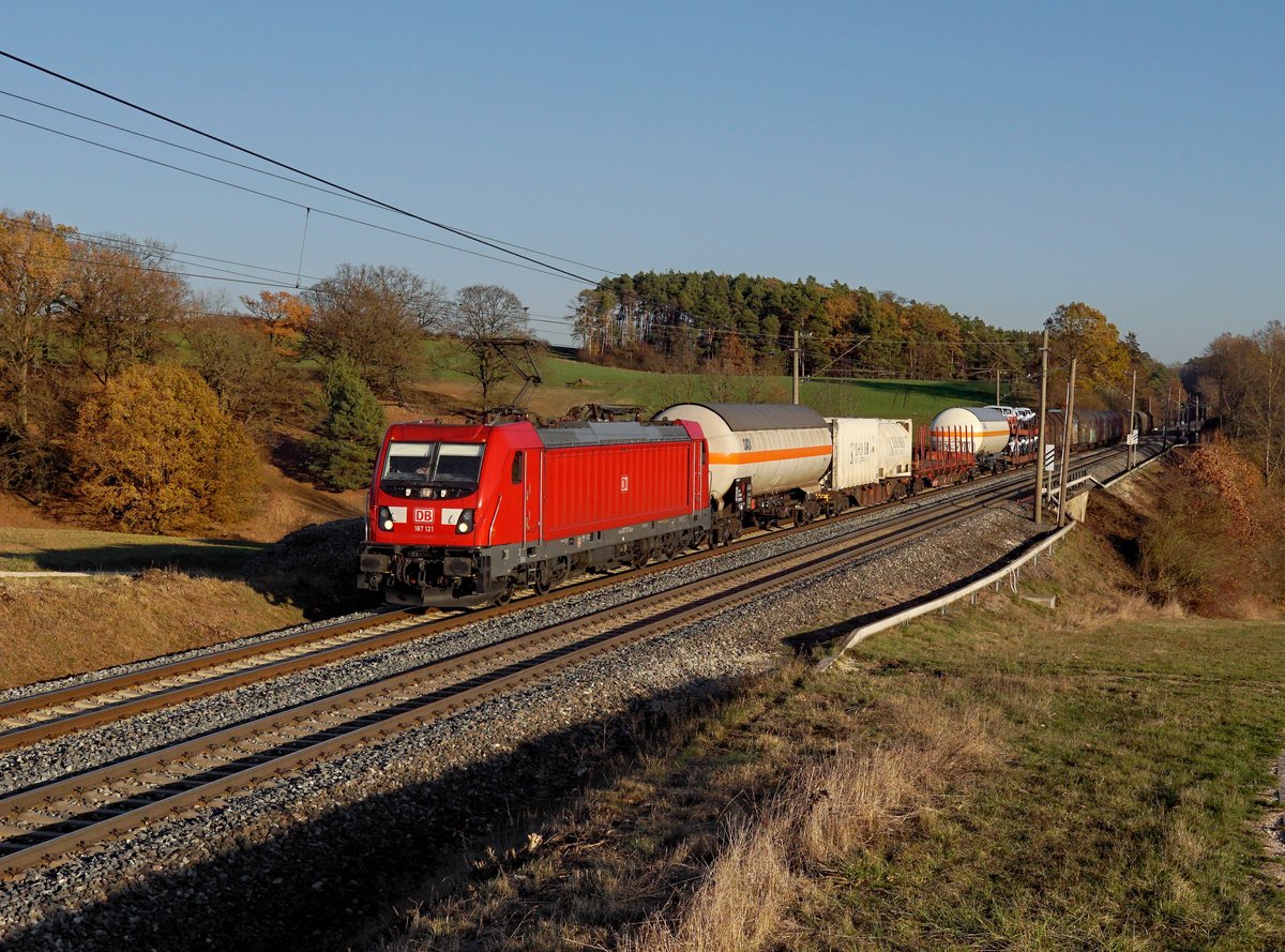 Die 187 121 mit einem Güterzug am 17.11.2018 unterwegs bei Alberndorf.