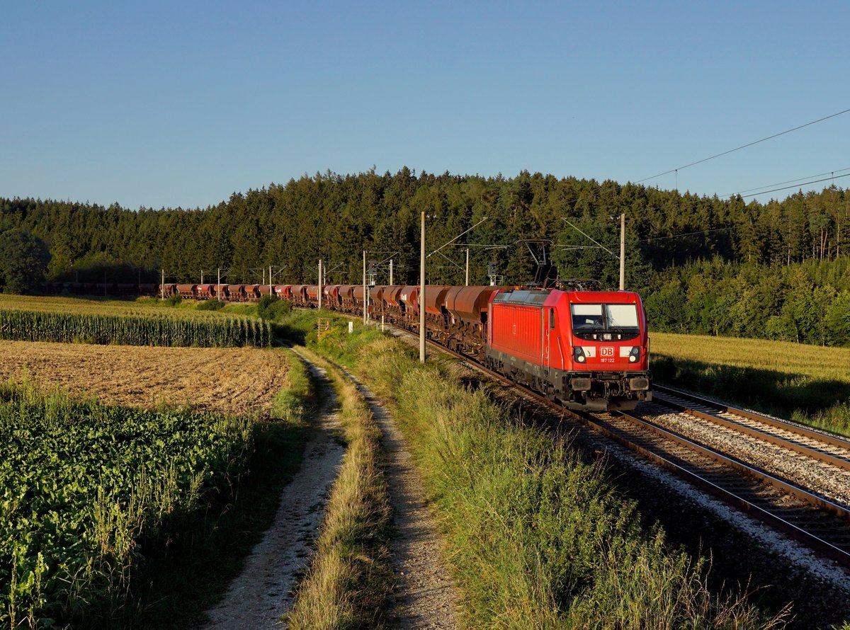 Die 187 122 mit einem Schotterzug  am 21.08.2020 unterwegs bei Artlkofen.