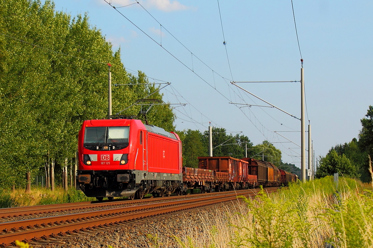 Die 187 125 mit einem gemischten Güterzug am 20.07.2018 in Nassenheide.