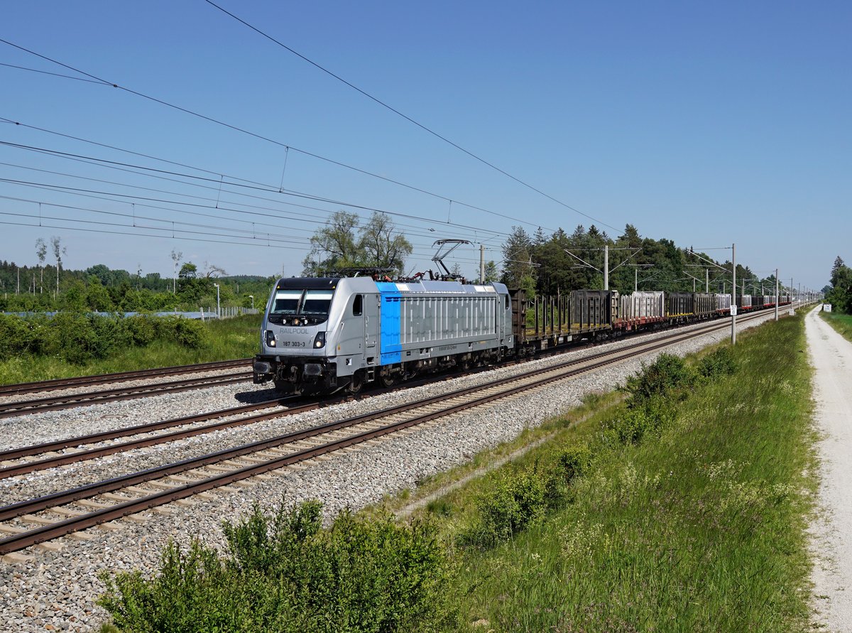 Die 187 303 mit einem leeren Holzzug  am 01.06.2020 unterwegs bei Haspelmoor.