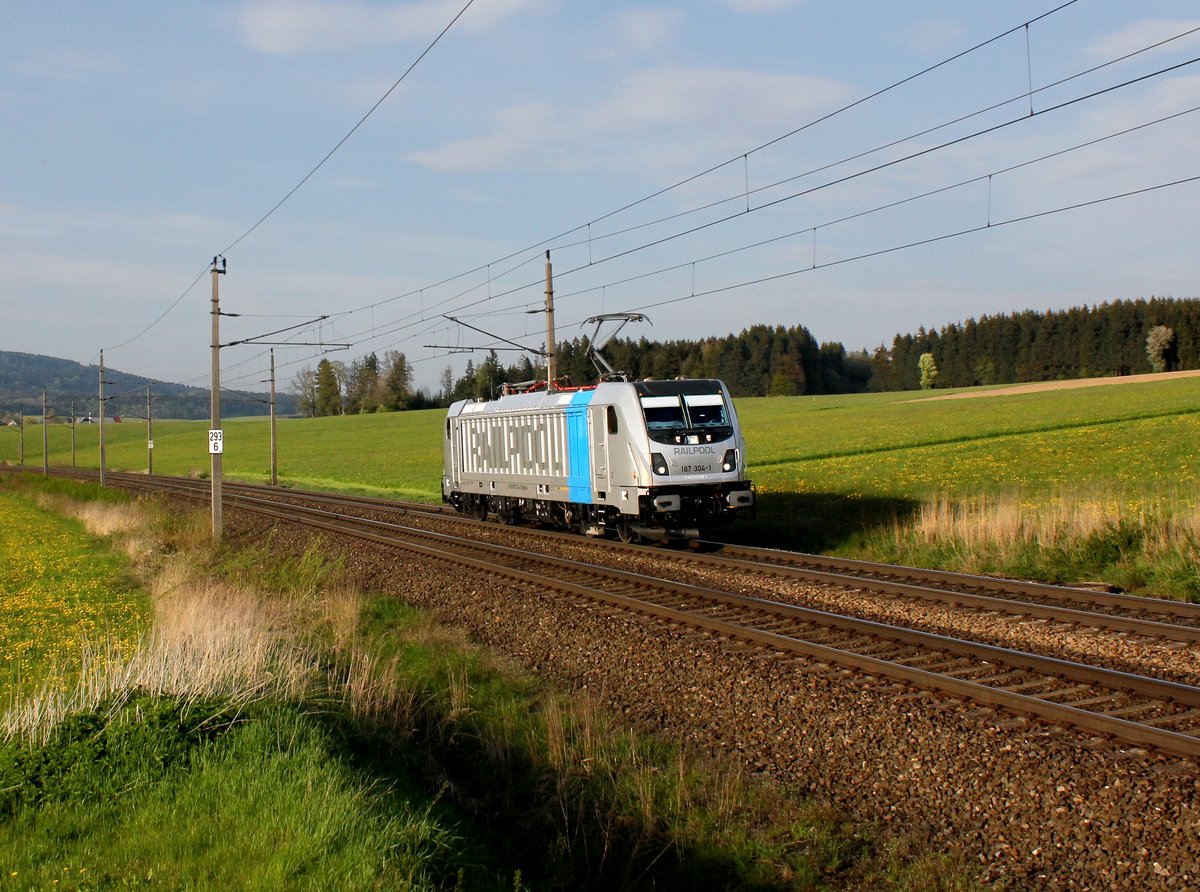 Die 187 304 am 22.04.2016 unterwegs bei Weng.