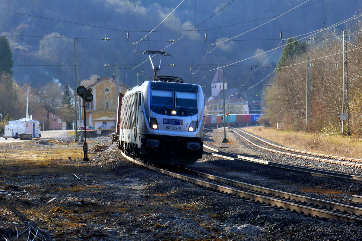 Die 187 509 der Prager Metrans (Tochterunternehmen der Hamburger HHLA) durchfährt mit einem Containerzug den Bahnhof Solnhofen Richtung München. Mittwoch, 23. März 2022