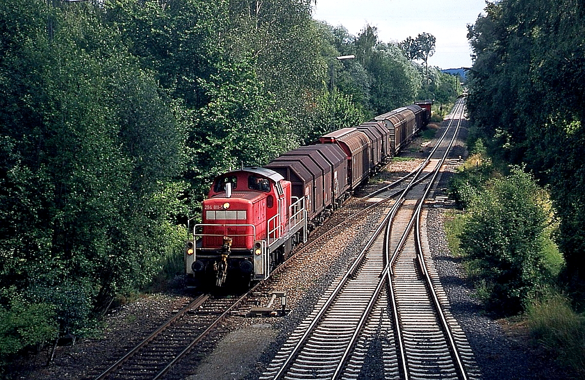 Die 1878 eröffnete Nebenbahn von Senden nach Weißenhorn verlor bereits 1966 den Personenverkehr, wurde wegen des hohen Güteraufkommens aber nicht stillgelegt. Seit Dezember 2013 verkehren hier auch wieder Personenzüge. Im August 2010 trifft 294 811-5 mit einem beachtlich langen Güterzug in Senden ein, rechts die Illertalbahn Neu Ulm - Memmingen (Dia-Scan).