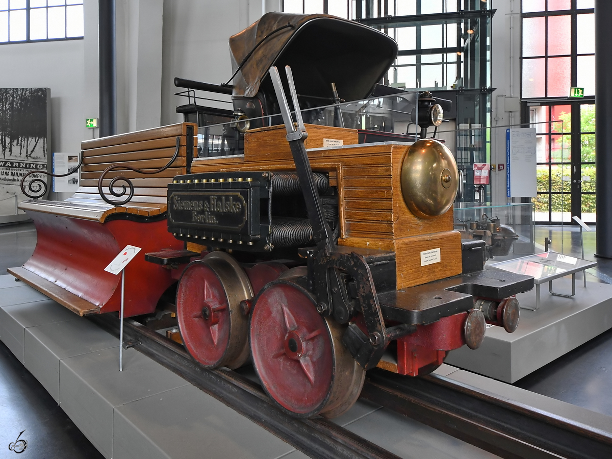Die 1879 von Siemens gebaute Elektrolokomotive besteht aus einem einfachen Fahrgestell mit einem ummantelten Gleichstrommotor. (Verkehrszentrum des Deutsches Museums München, August 2020) [Genehmigung liegt vor]