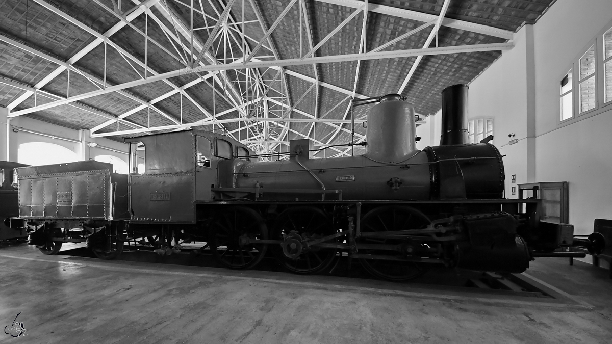 Die 1881 gebaute Dampflokomotive Norte 1653  Perruca  (030-2110) ist Teil der Ausstellung im Eisenbahnmuseum von Katalonien. (Vilanova i la Geltrú, November 2022)