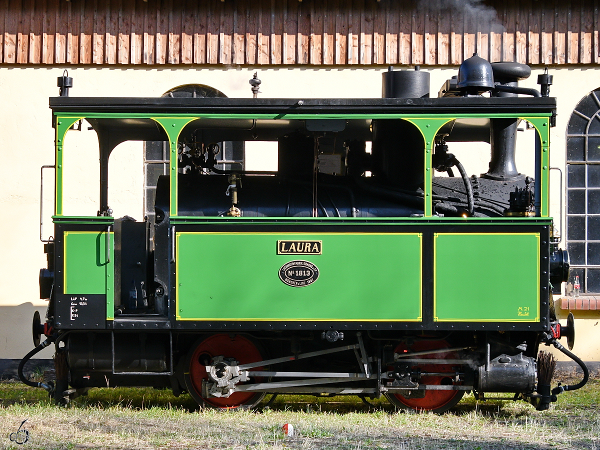Die 1887 gebaute Kastendampflokomotive  Laura  pausiert hier am Bahnhof in Hüinghausen. (Juli 2022)