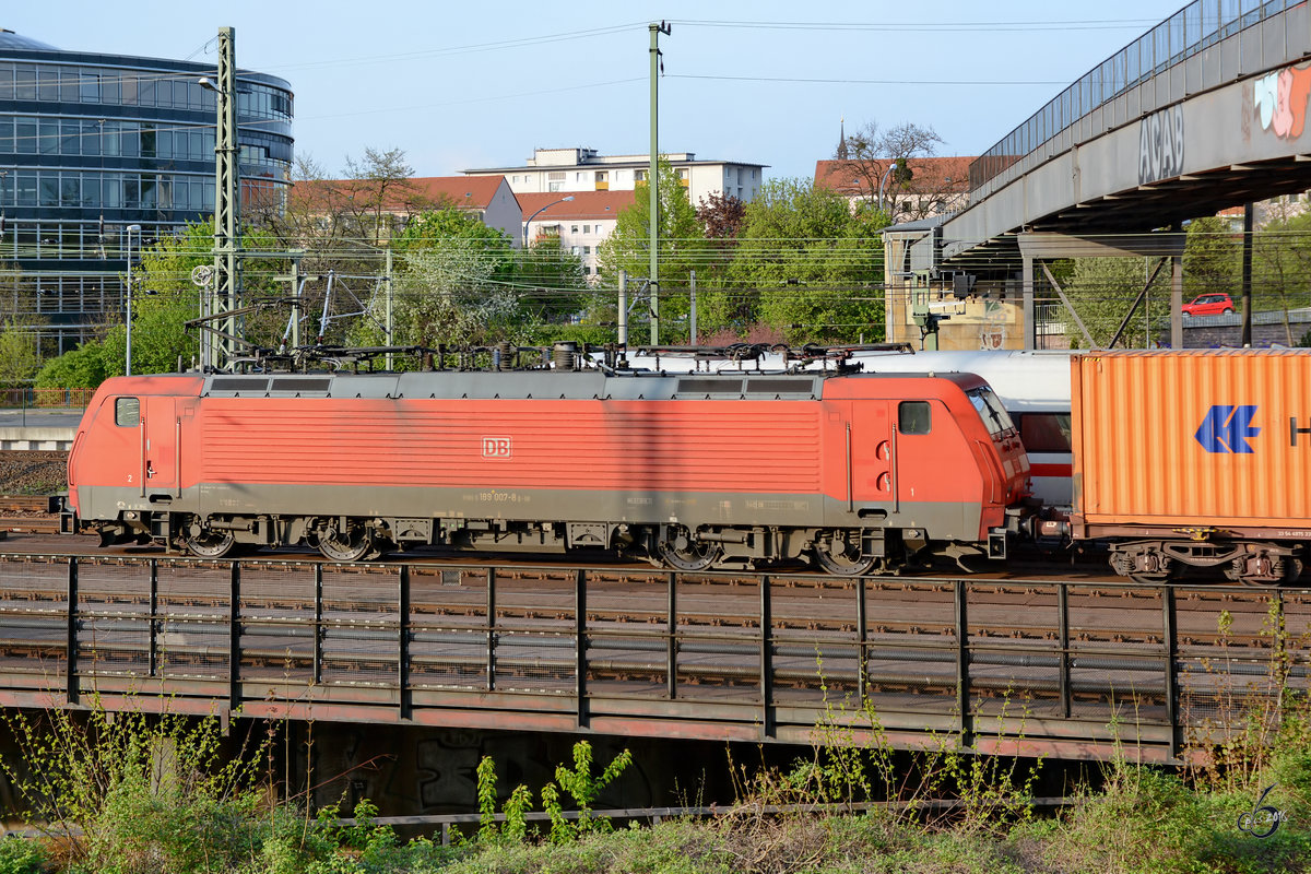 Die 189 007-8 mit einem Güterzug im April 2014 in Dresden.