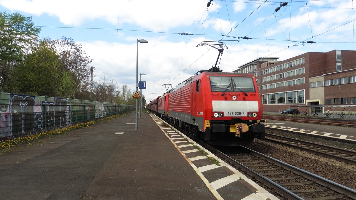 Die 189 036-7 der DB + Schwesterlok durch Königswinter in Richtung Koblenz, DEN 17.04.2016