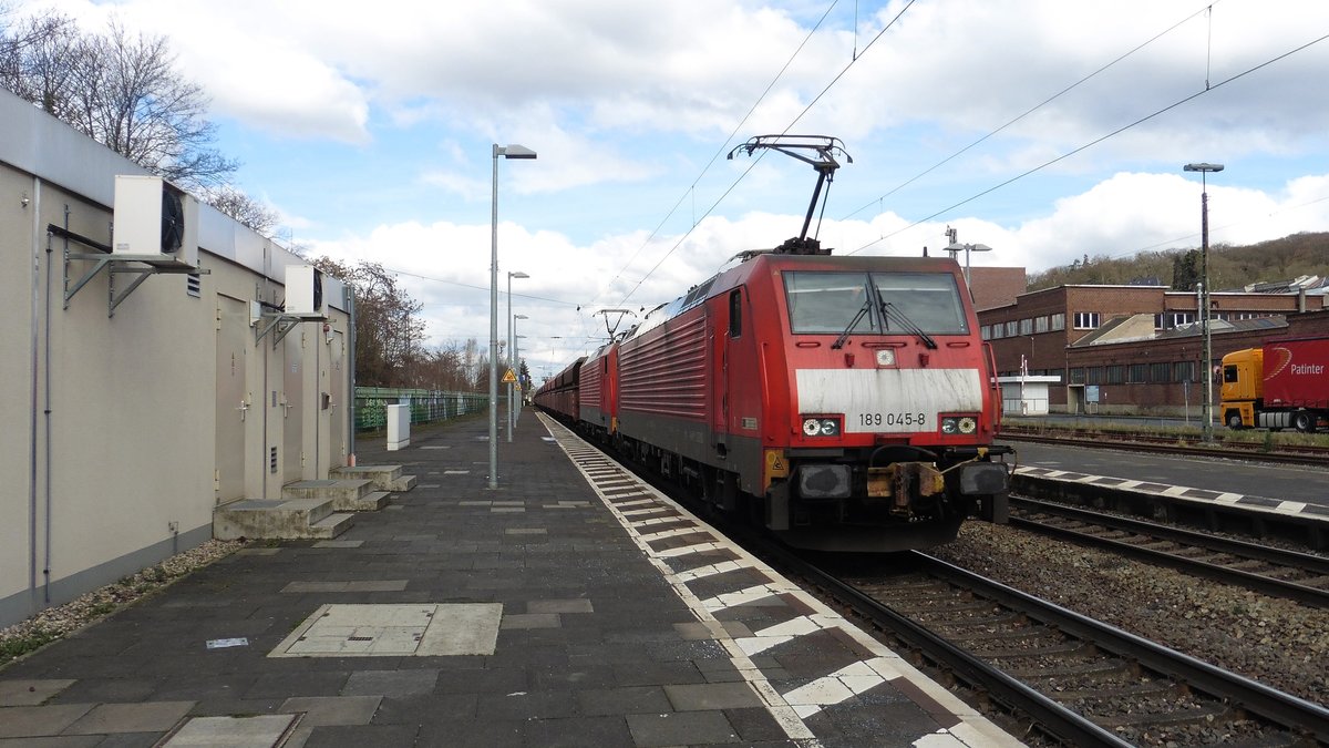 Die 189 045-8 + Schwesterlok mit einem Güterzug durch Königswinter in Richtung  Koblenz, DEN 01.04.2016