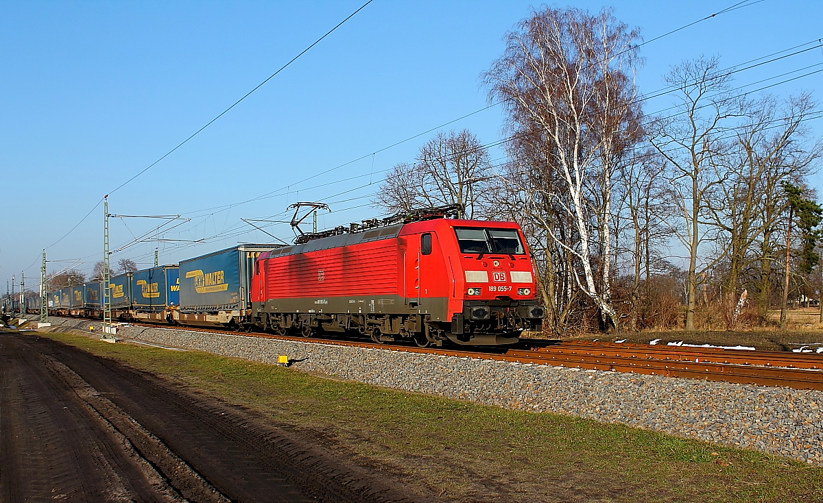 Die 189 055-7 mit einem Taschenwagenzug mit LKW-Walter Aufliegern bei der Durchfahrt am 05.02.2014 in Nassenheide. 