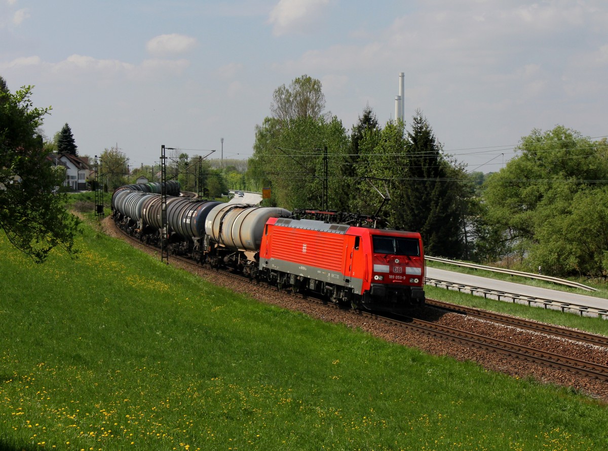 Die 189 059 mit einem Kesselzug am 25.04.2014 unterwegs bei Pleinting.