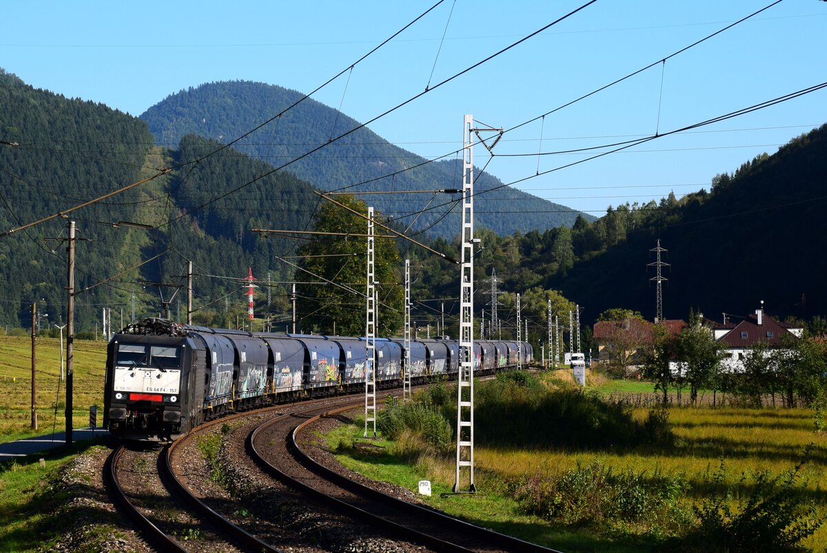 Die 189 157 (Mietlok von Retrack Slovakia) ist mit einem Getreidezug bei Švošov.
21.09.2024.