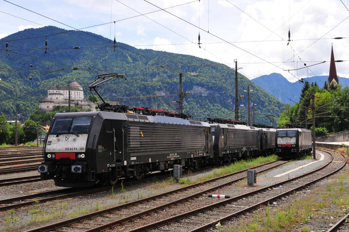 Die 189-280 von MRCE-Dispolok und drei weitere Schwestermaschinen abgestellt am Bahnhof Kufstein am 11.07.17