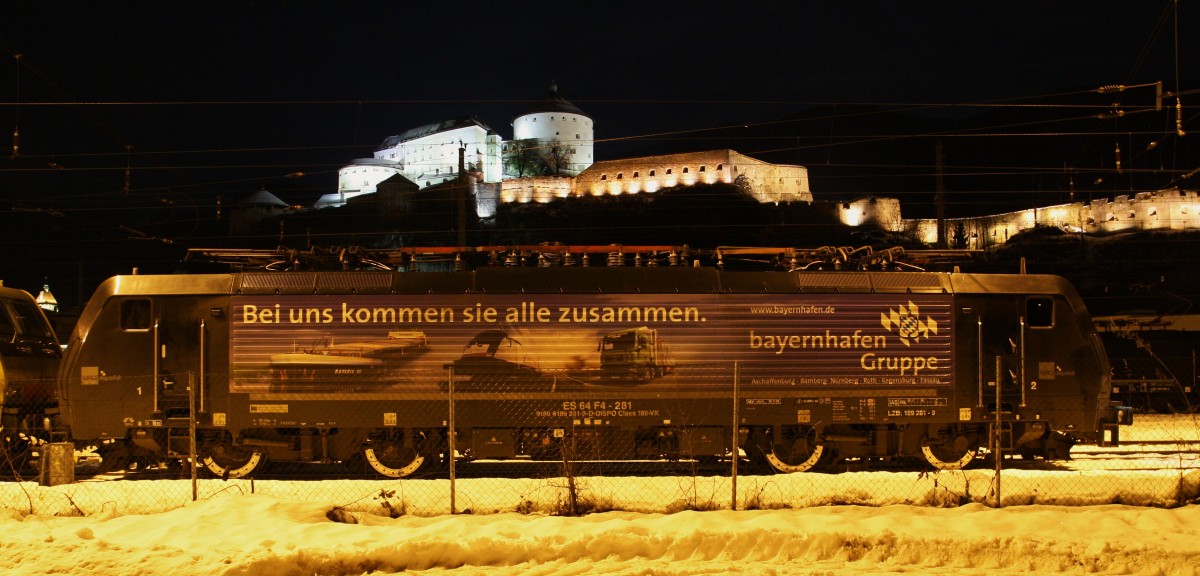 Die 189 281-9 ``Bayernhafen Gruppe`` von TXL ist am Abend des 6.1.2015 im Bahnhof Kufstein. 