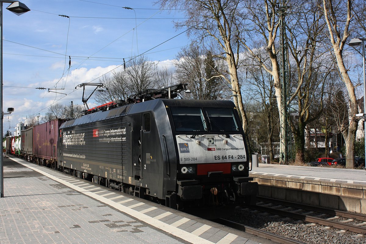 Die 189 284 (ES 64 F4 284) der MRCE aber an SBB Cargo vermietet mit einem Güterzug durch Bad-Godesberg in richtung Koblenz.

Bad-Godesberg
31.03.2018