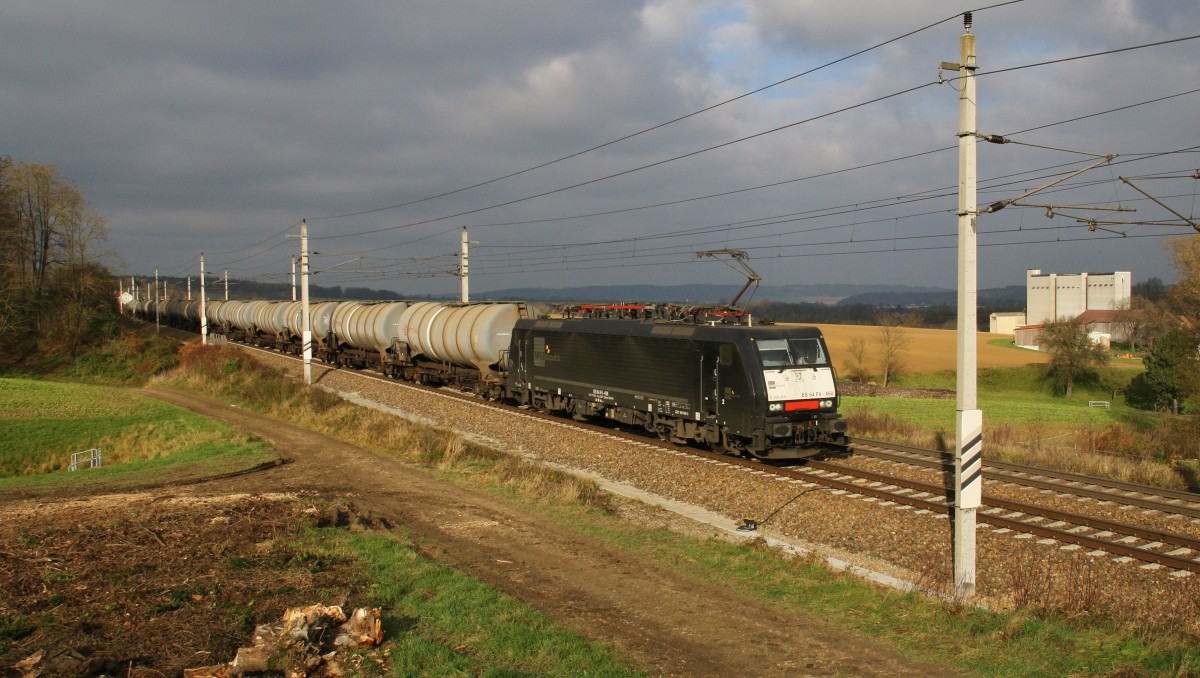 Die 189 458-3 PL (170 032-4) ist am 21.11.2014 mit einem Kesselzug auf der Westbahn unterwegs. Hier am Misthufen kurz vor der Einfahrt in den Bahnhof Böheimkirchen, Richtung Wien. Beladen ist der Zug mit Ethanol 33/1170.