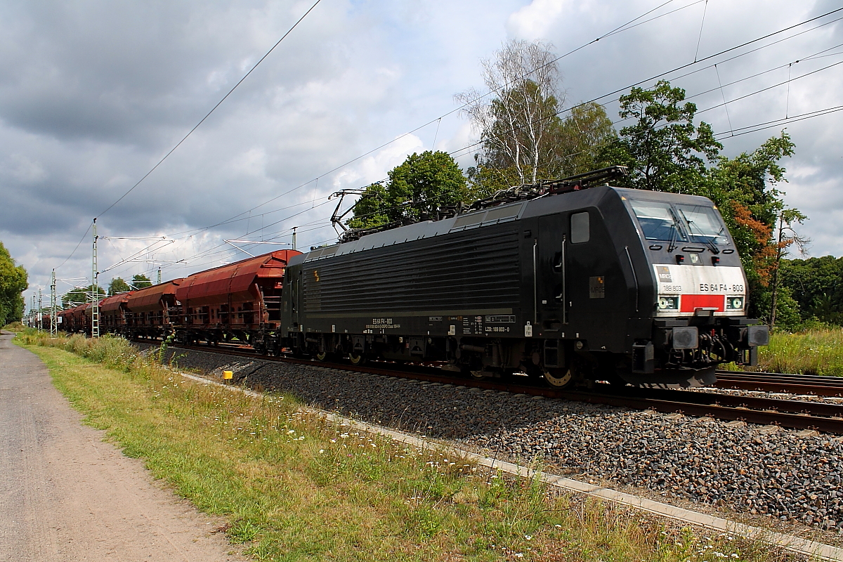 Die 189 803 (ES 64 F 4 – 803) mit einem Tads-Ganzzug bei der Durchfahrt am 01.08.2016 in Nassenheide.