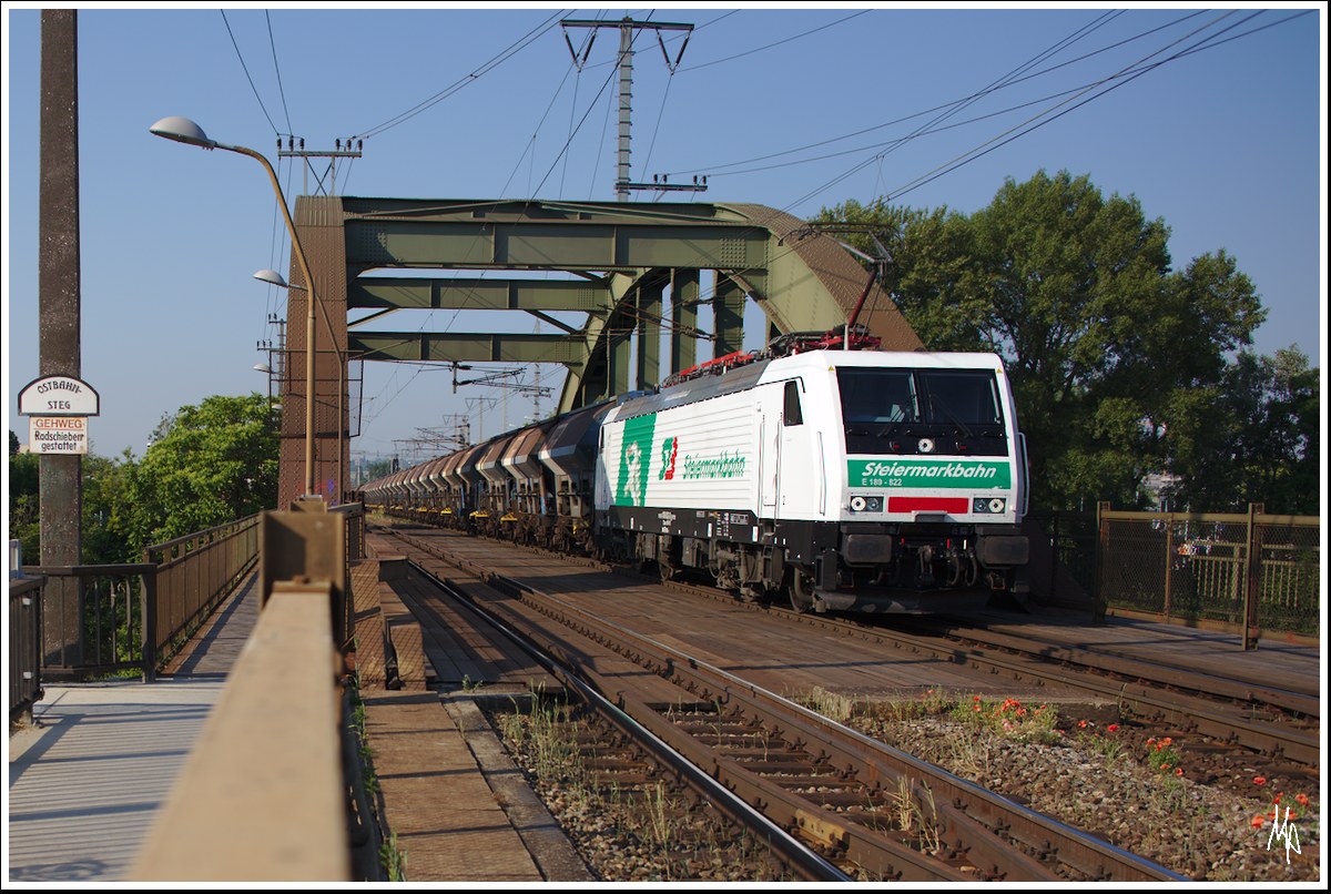 Die 189-822 der Steiermarkbahn überquert gerade mit einem Ganzzug die Ostbahnbrücke über den Donaukanal in Wien. (08.06.2015)