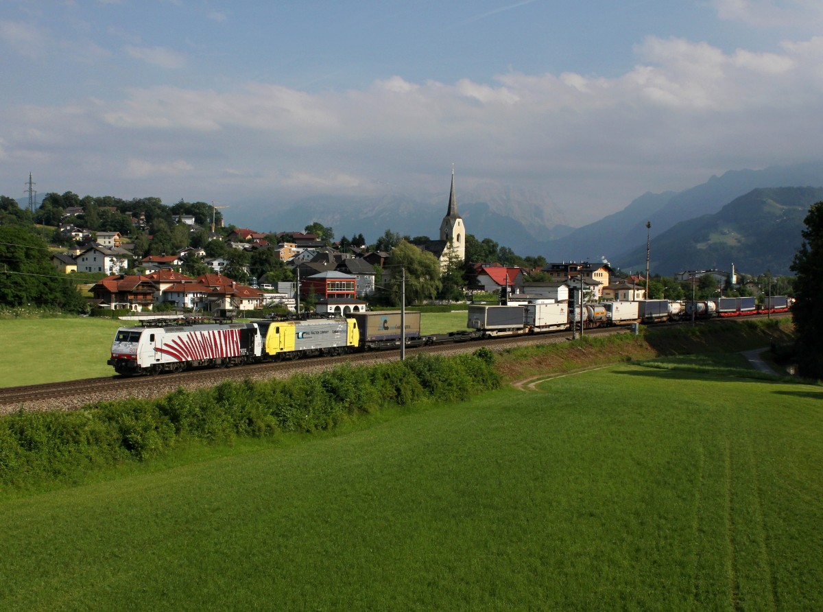 Die 189 901 und die 189 903 mit einem KLV-Zug am 21.06.2014 unterwegs bei Puch b. Hallein.
