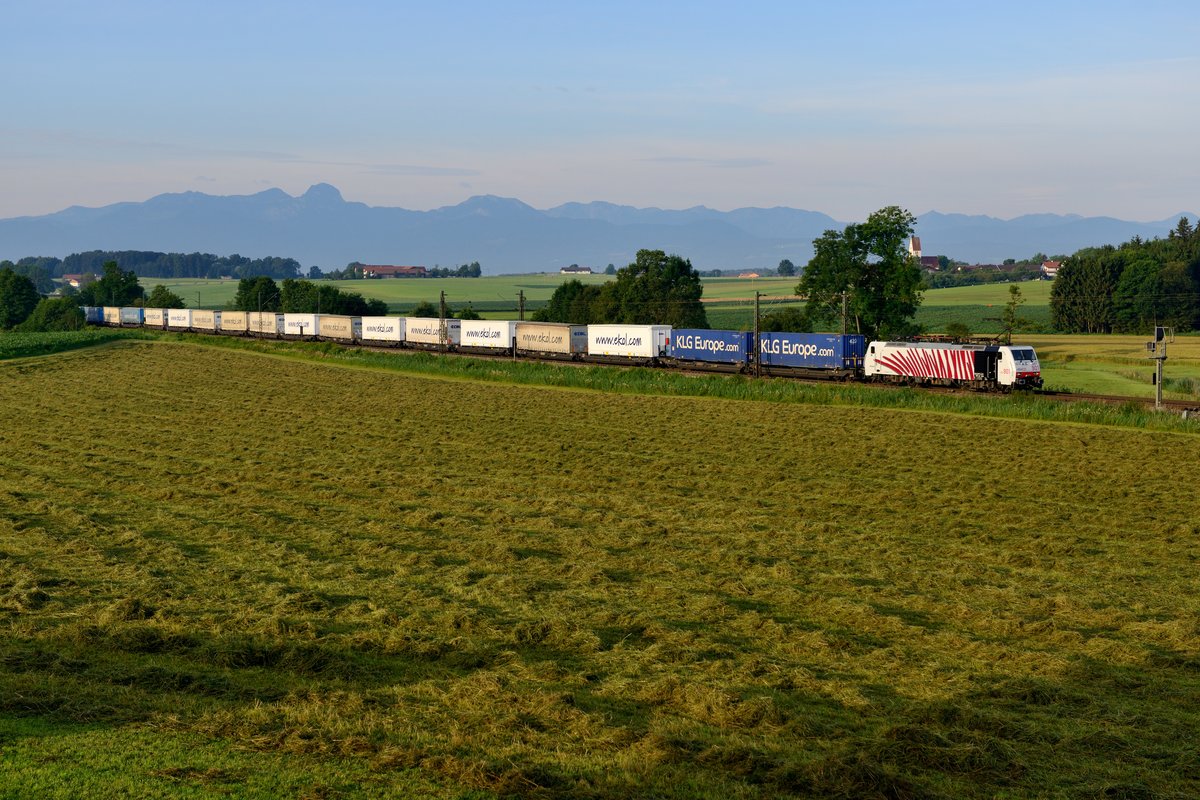 Die 189 901 von Lokomotion brachte einen Ekol-KLV Richtung München (Haus, 08. Juli 2016).