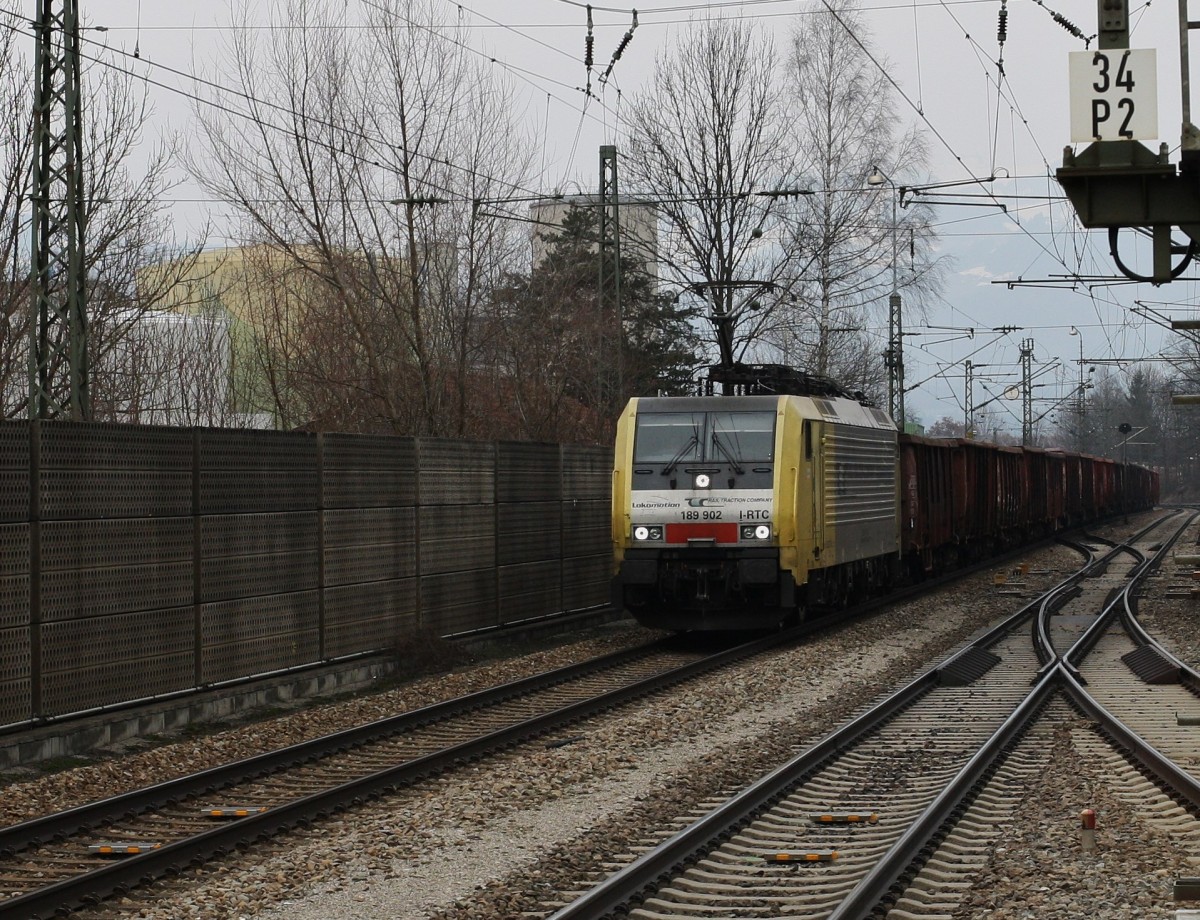 Die 189 902-0 von Lokomotion durchfährt am 24.3.2013 mit dem täglichen Schrottzug den Bahnhof Kiefersfelden, kurz vor der Grenze zu Österreich. In Kufstein ist erstmal Pause von 30 min angesagt. Fotografiert vom Bahnsteigende. Grüße an den TF!