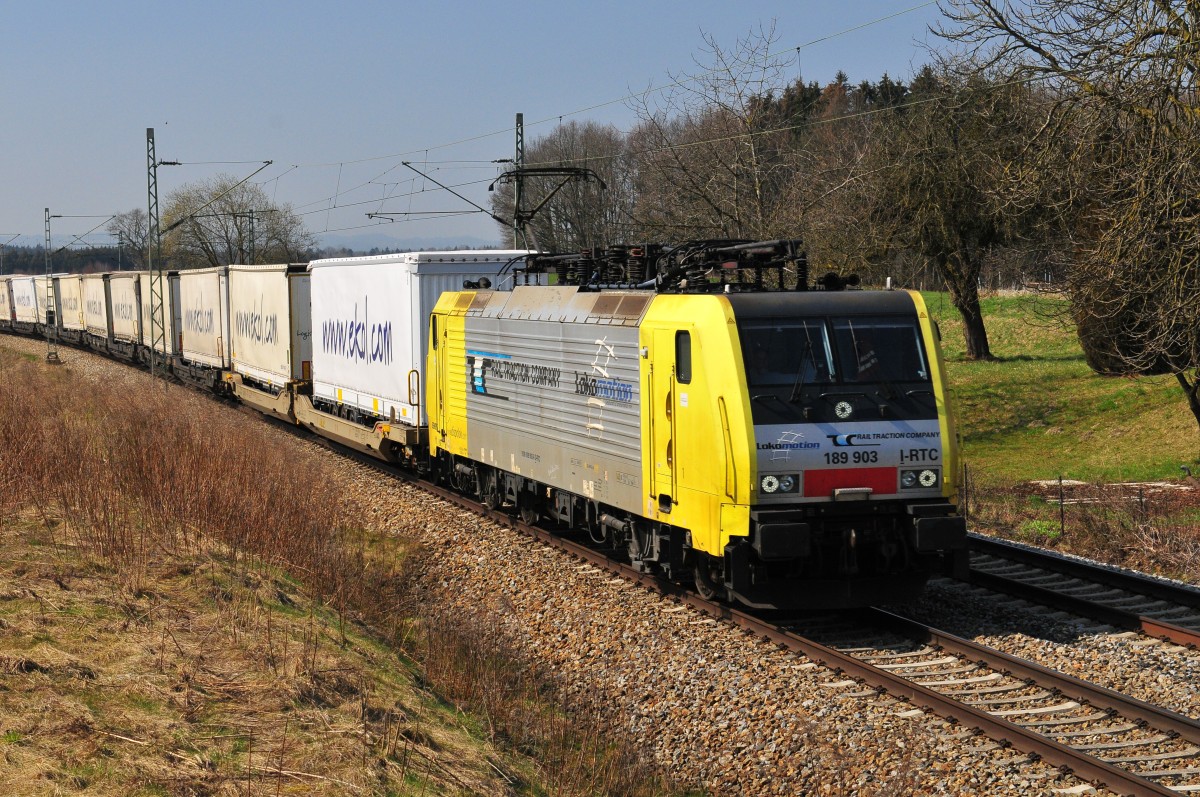 Die 189 903 von Lokomotion vor einen Güterzug am 19.03.16 in der nähe von Grabenstätt in Richtung Salzburg.