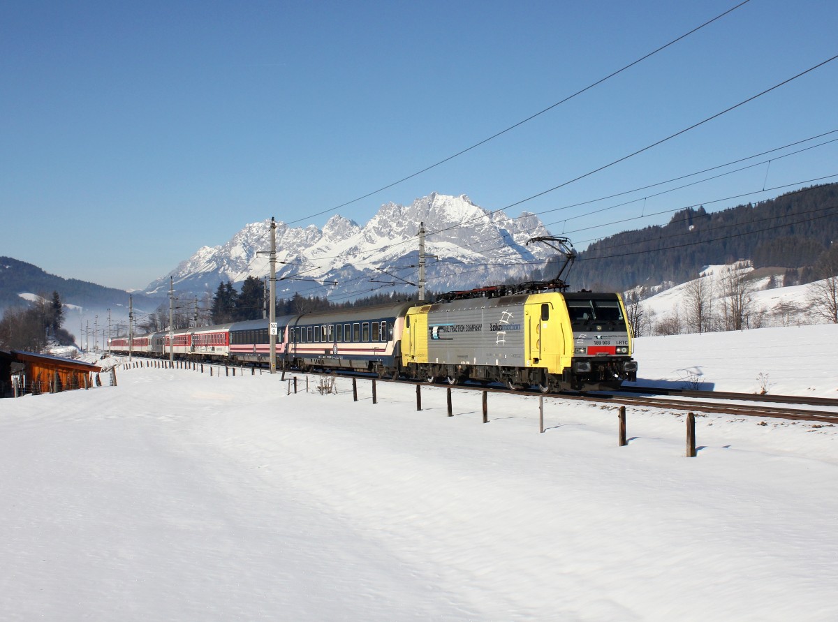 Die 189 903 mit einem Turnuszug am 30.01.2016 unterwegs bei Fieberbrunn.