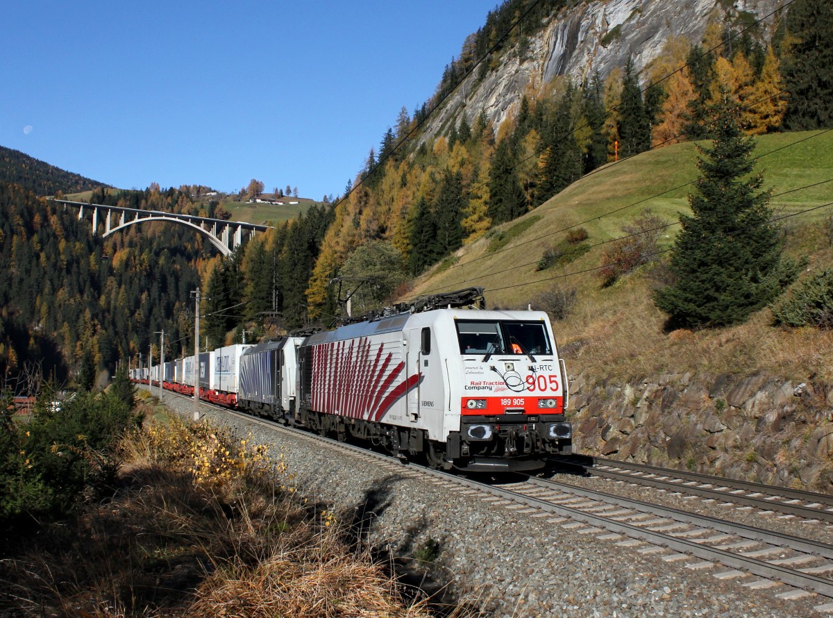 Die 189 905 und die 186 442 mit einem KLV-Zug am 31.10.2015 unterwegs bei St. Jodok.