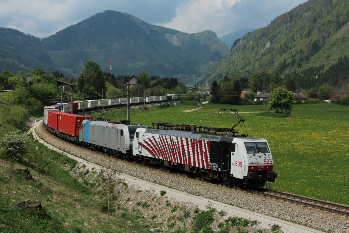 Die 189 905-3 und die 185 674-9 mit dem TEC 41857 bei Hinterstoder am 26.04.2014.