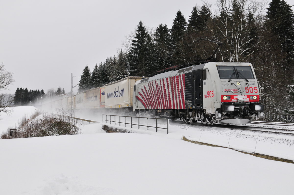 Die 189 905 von RTC mit einem Containerzug am Rumgraben bei Bergen im Chiemgau am 05.01.17