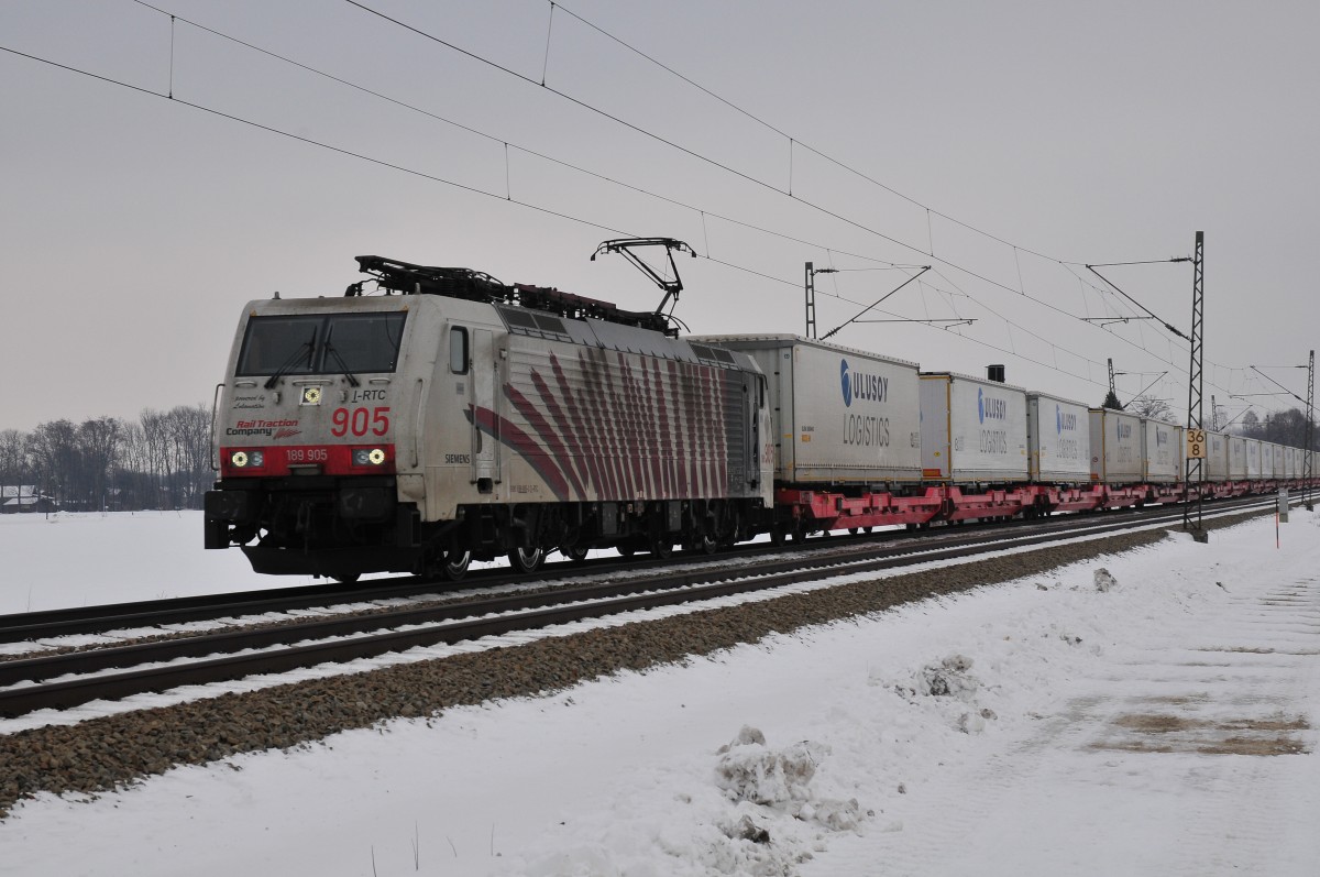 Die 189 905 der RTC (Rail Traction Company) mit einem aus Taschenwagen bestehenden Ganzzug am 06.02.15 bei Übersee am Chiemsee.