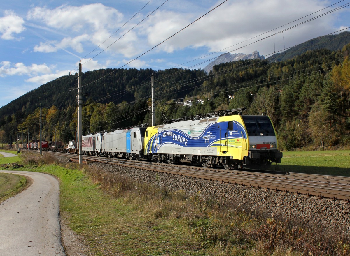 Die 189 912, die 186 109 und eine Weitere mit einem KLV-Zug am 03.11.2012 unterwegs bei Terfens.