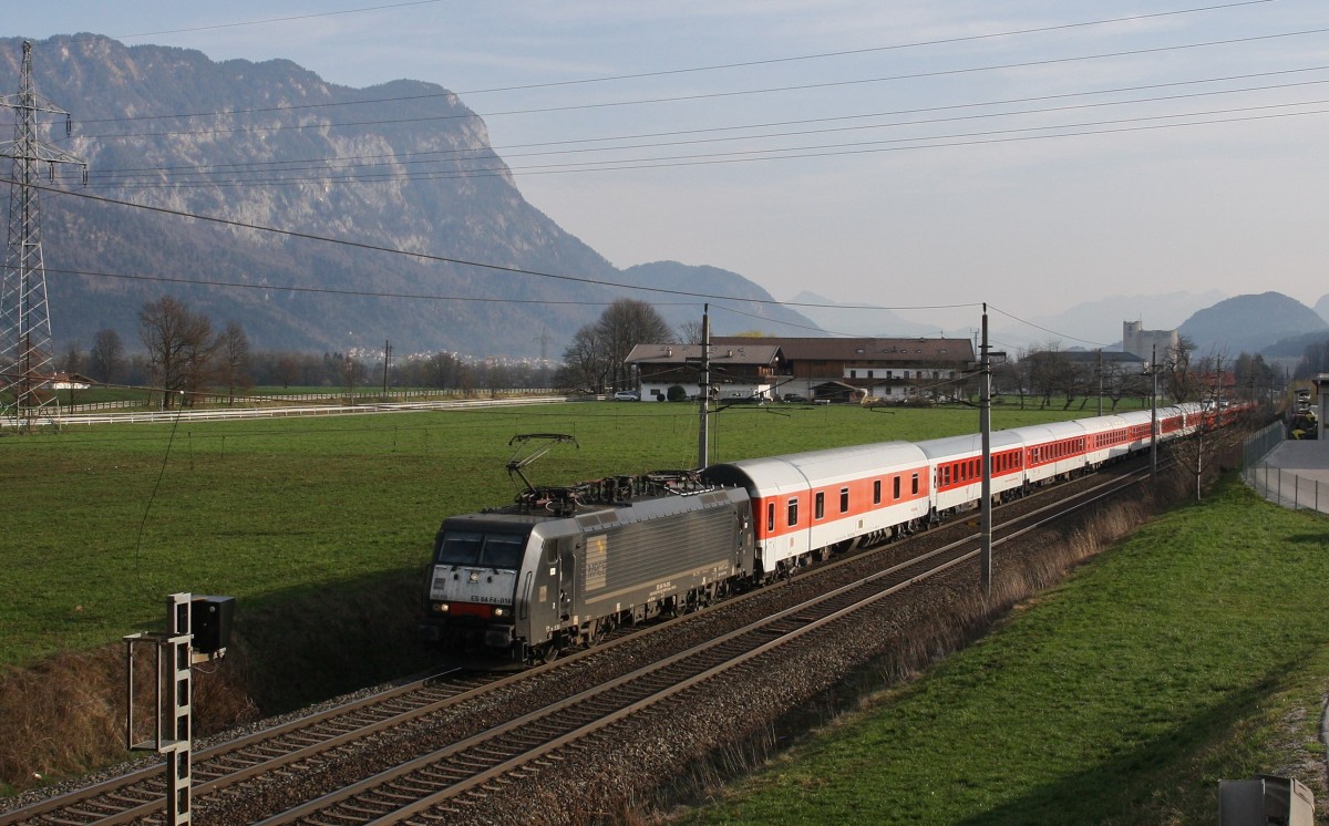 Die 189 916-0 von MRCE bringt am Morgen des 22.3.2014 den AZ 13325 von Düsseldorf nach Innsbruck. Hier im Inntal bei Kirchbichl mit Blick auf den Pendling.