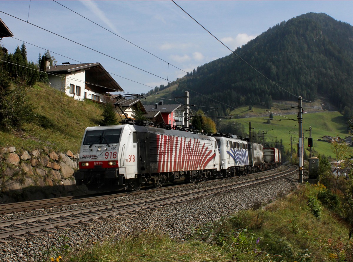 Die 189 918 und die 139 555 mit einem KLV-Zug am 07.10.2014 unterwegs bei St. Jodok.