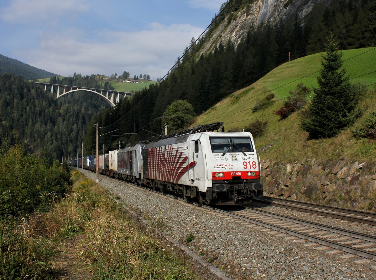 Die 189 918 und die 186 284 mit einem KLV-Zug am 07.10.2014 unterwegs bei St. Jodok.