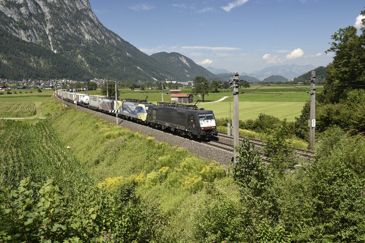 Die 189 924 von MRCE und eine Schwesterlok die  Cream Moving Europe  von RTC und eine weitere,  auf der Inntalstrecke kurz nach Kufstein, nahe der Ortschaft Langkampfen in Richtung Brenner. Aufgenommen am 28.07.22