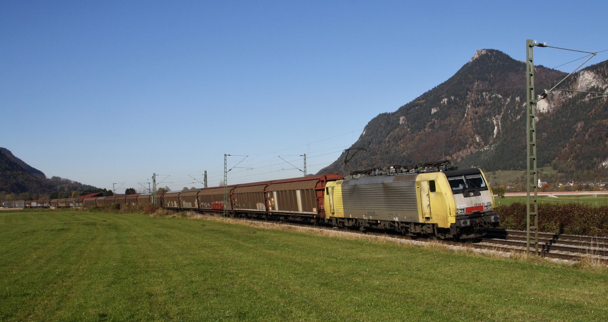 Die 189 995-4 ist am 3.11.2014 bei schönstem Herbstwetter auf der Inntalbahn bei Niederaudorf unterwegs. Beladen mit Autoteilen geht es über Österreich nach Italien.