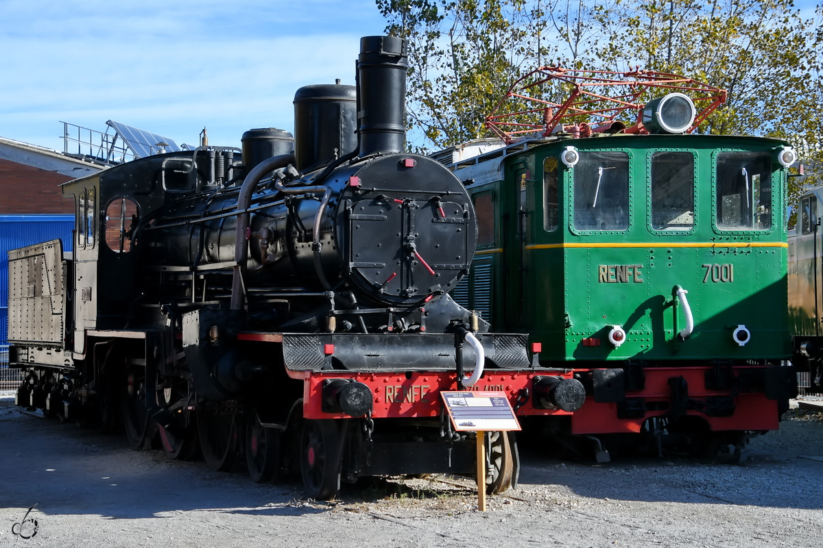 Die 1901 gebaute Dampflokomotive MZA 651  Compound  (230-4001) steht neben der 1928 gebauten Elektrolokomotive Norte i Renfe 7001  Chata  (270-001), so gesehen Anfang November 2022 im Eisenbahnmuseum von Katalonien.