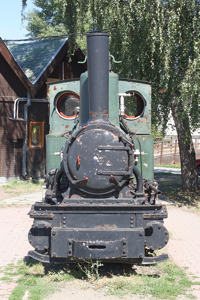 Die 1901 mit den Namen  Triglav  von Krauss&Co. mit der Fabr.Nr. 4713 an die G. v. Ceconi, Woch. Feistritz - Walsbahn Bohinje gelieferte Type XXVIIIai (C2nt), welche von 1945 bis zu Ihrer Ausmusterung am 30.09.1972 auf der Kir�lyr�ti Erdei Vas�t (zuletzt mir der MAV Nr. 356.301) im Einsatz war, ist heute neben dem Aufnahmsgeb�ude der Kir�lyr�ti Erdei Vas�t im Bf. Kismaros aufgestellt. Bild vom 07.September 2013.