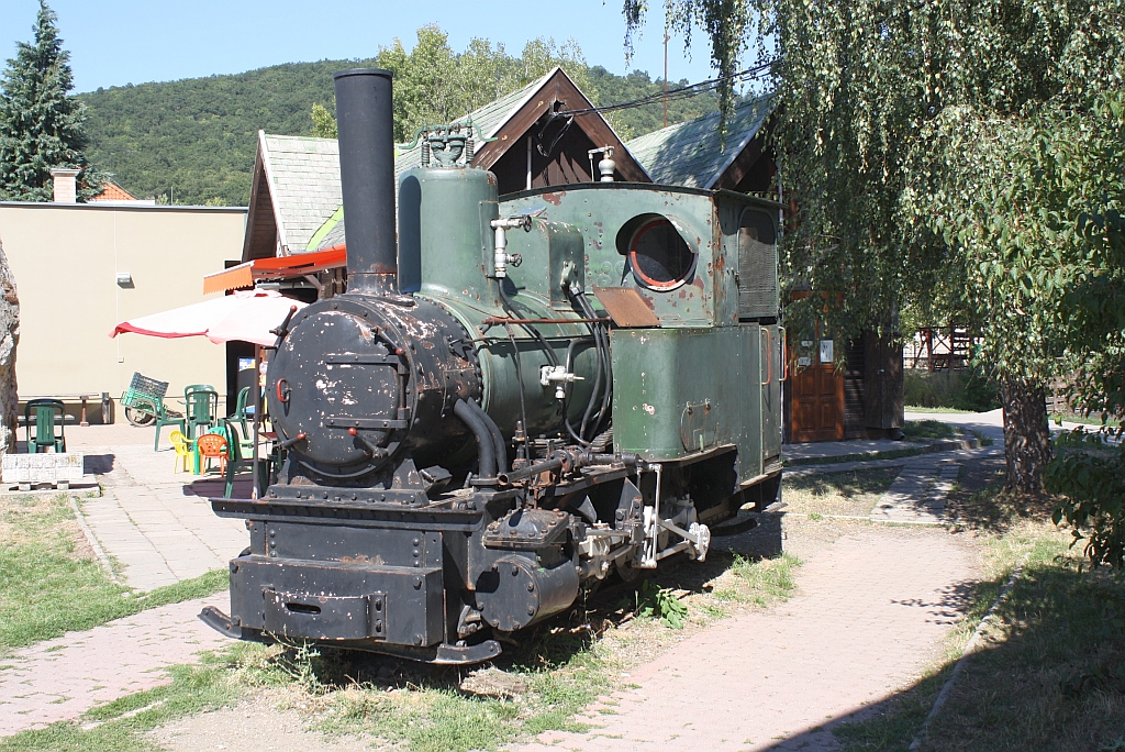Die 1901 mit den Namen  Triglav  von Krauss&Co. mit der Fabr.Nr. 4713 an die G. v. Ceconi, Woch. Feistritz - Walsbahn Bohinje gelieferte Type XXVIIIai (C2nt), welche von 1945 bis zu Ihrer Ausmusterung am 30.09.1972 auf der Kirlyrti Erdei Vast (zuletzt mir der MAV Nr. 356.301) im Einsatz war, ist heute neben dem Aufnahmsgebude der Kirlyrti Erdei Vast im Bf. Kismaros aufgestellt. Bild vom 07.September 2013.

